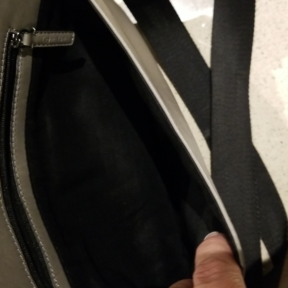 Calvin Klein Unisex shoulder/crossbody messenger bad NWOTS grey and black - Picture 7 of 8